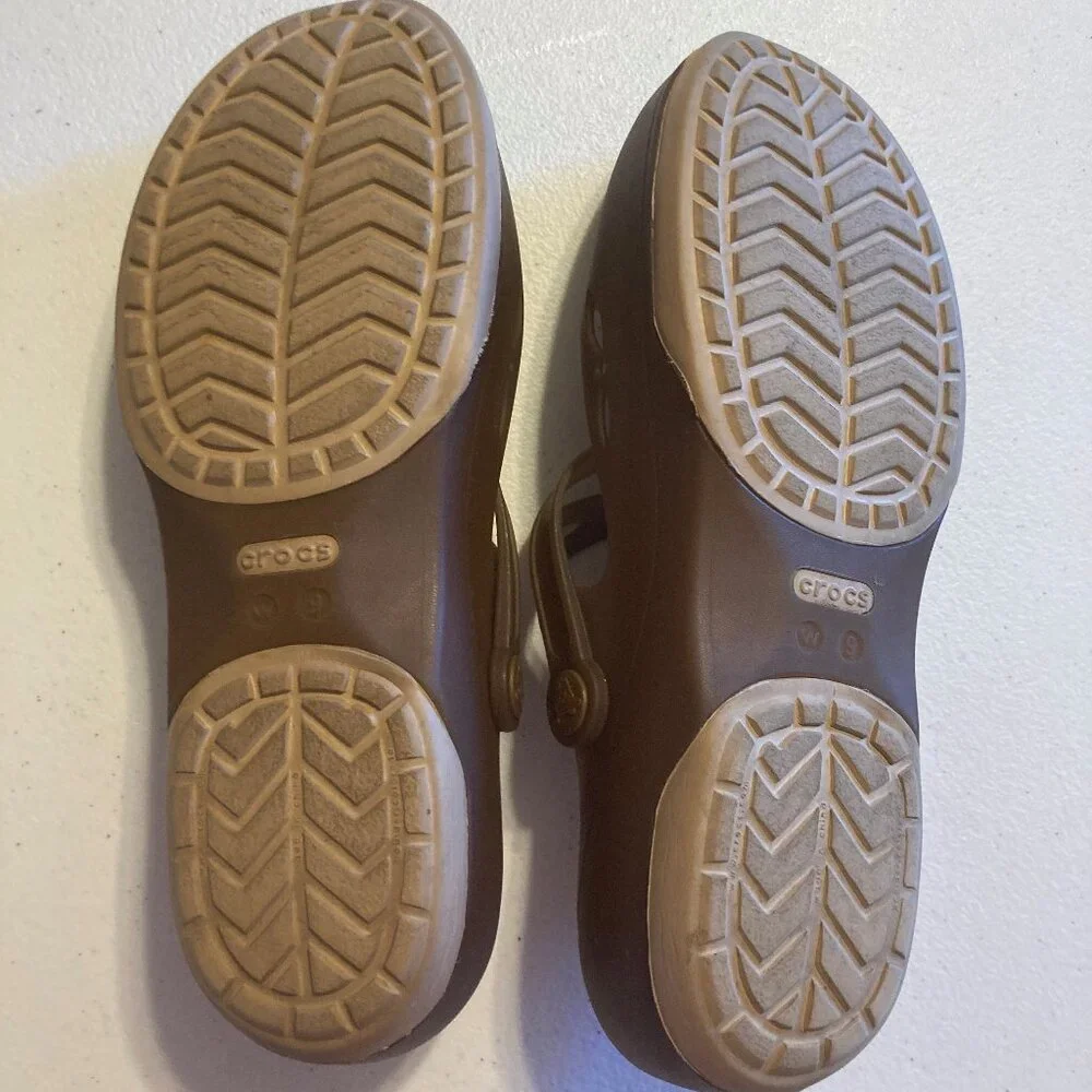 RARE ! Crocs Isabella Brown Cut-Out Floral T-strap Mary Jane - Picture 3 of 3